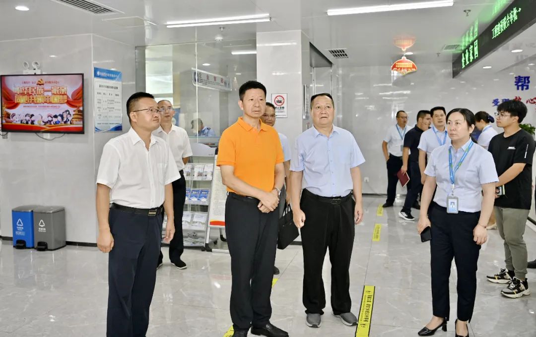 王洪斌在市政務服務中心調研幫辦代辦服務工作