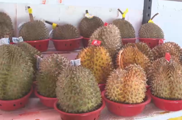 榴莲价格大跳水！“腰斩再腰斩”