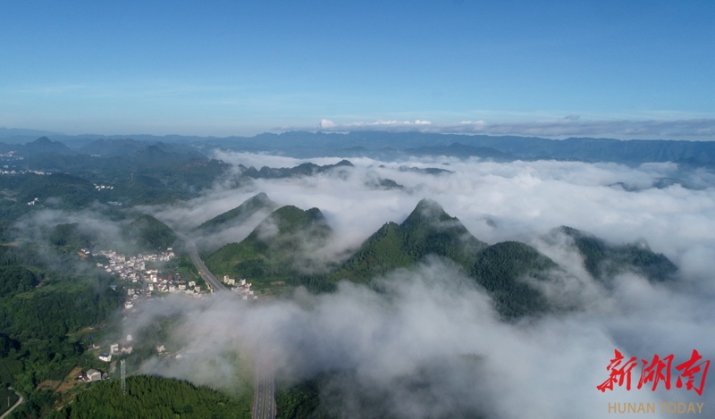 云海繞山村