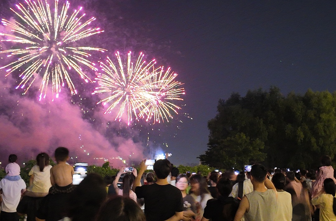 1.2万发烟花绽放株洲夜空