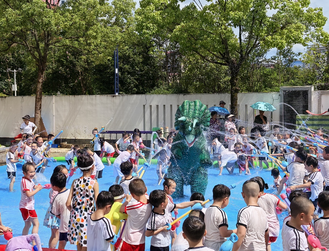 龙山县皇仓幼儿园举办沉浸式毕业嘉年华活动