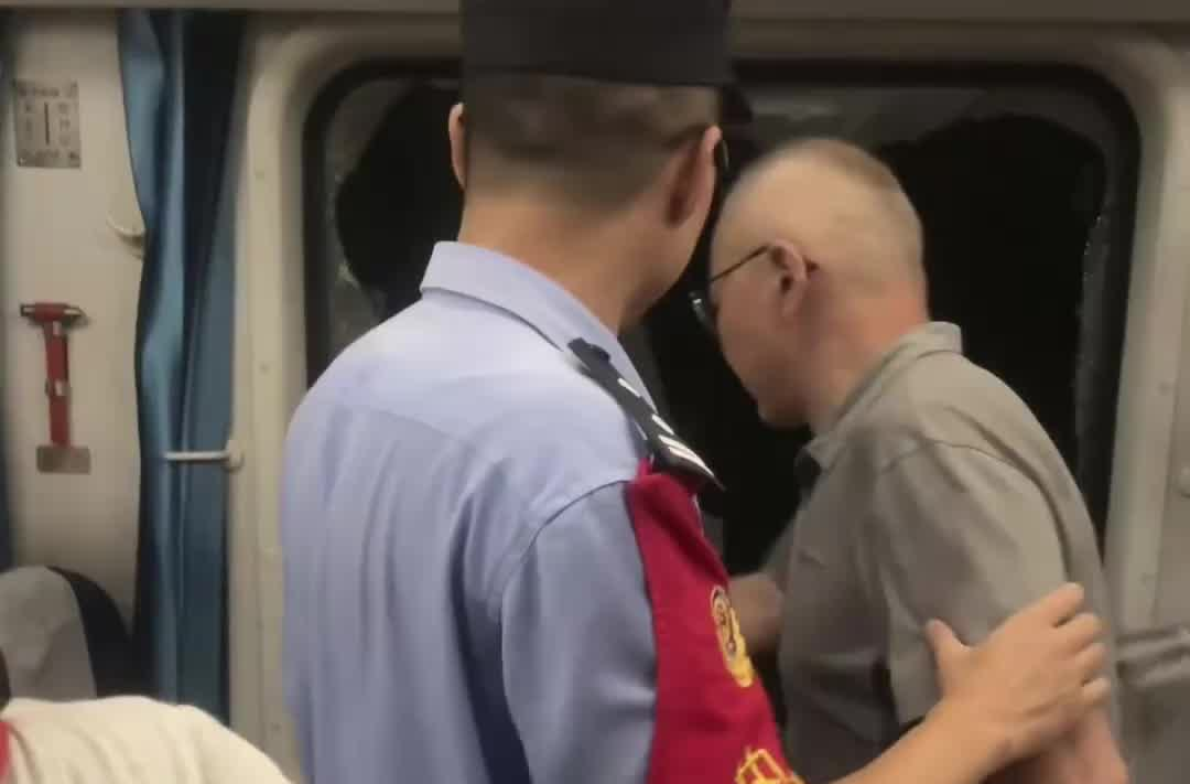 K1373次客車(chē)滯留旅客砸窗，廣鐵長(zhǎng)沙客運(yùn)段發(fā)布情況說(shuō)明