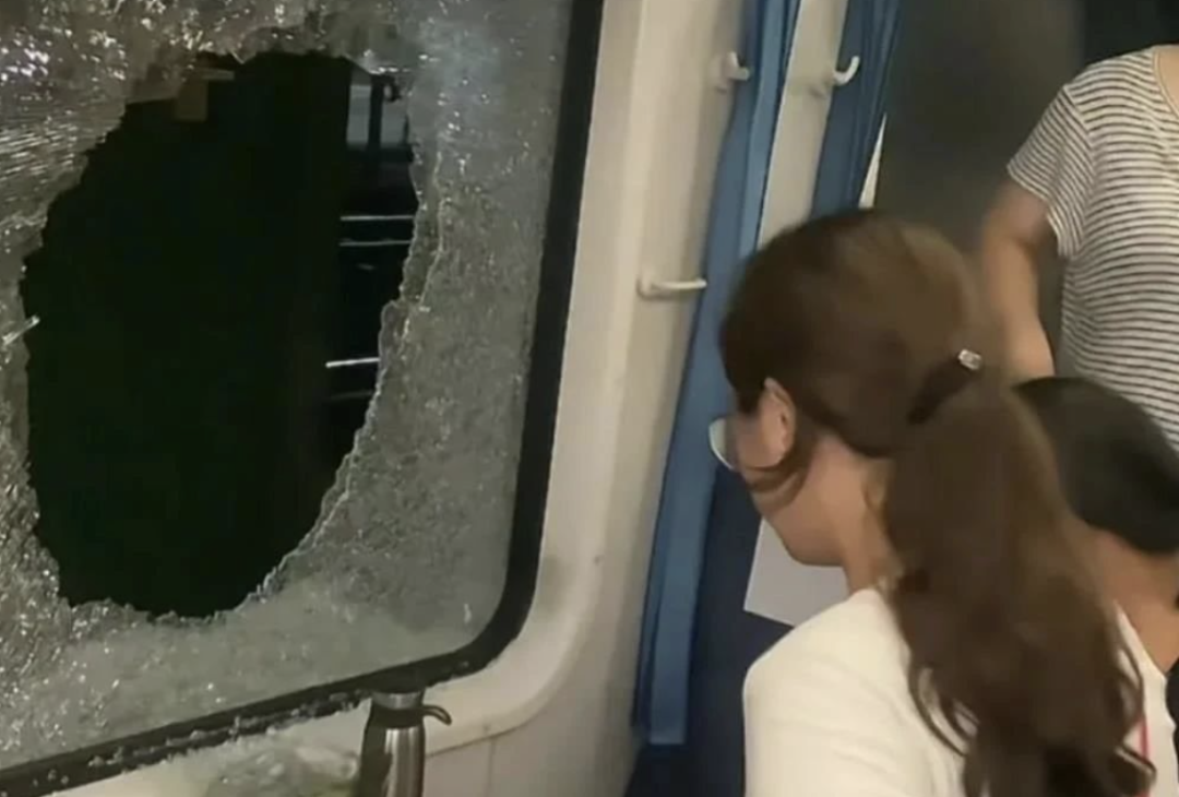 胡錫進：不道歉不慰問，鐵路部門如此通報“砸窗事件”引眾嘲