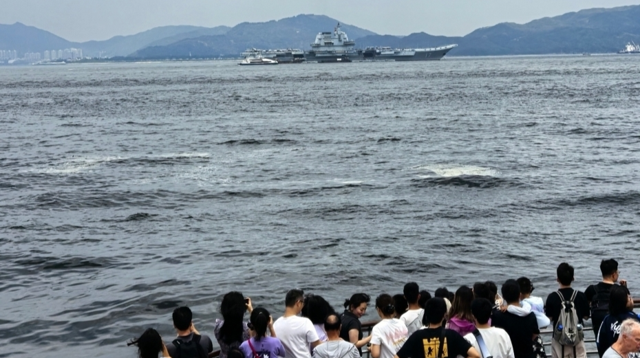 香港民众乘船远眺山东舰
