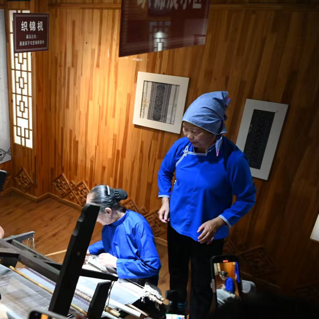 ?織錦歲月歌傳情 央媒省媒采訪團(tuán)體驗(yàn)通道皇都侗寨非遺雙絕