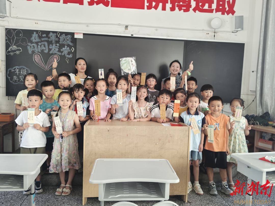 武陵源軍地小學(xué)教師手制書法書簽贈萌娃：142枚