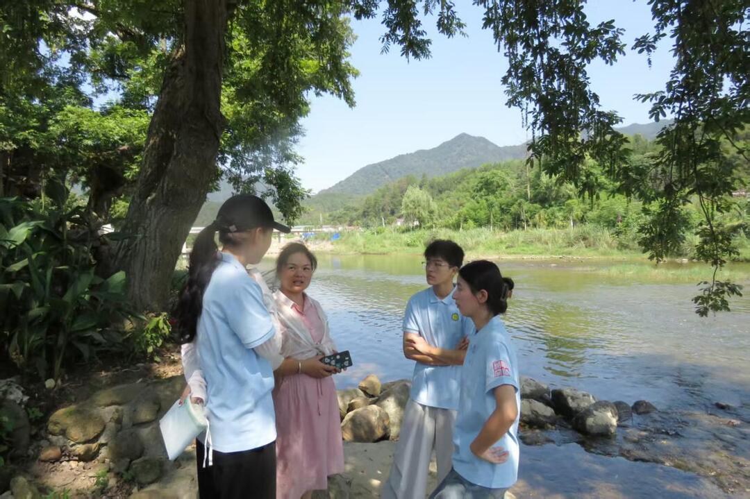 邵阳市插柳村携手湖师大法学院维权协会三下乡暑期实践团开展防溺水巡河活动