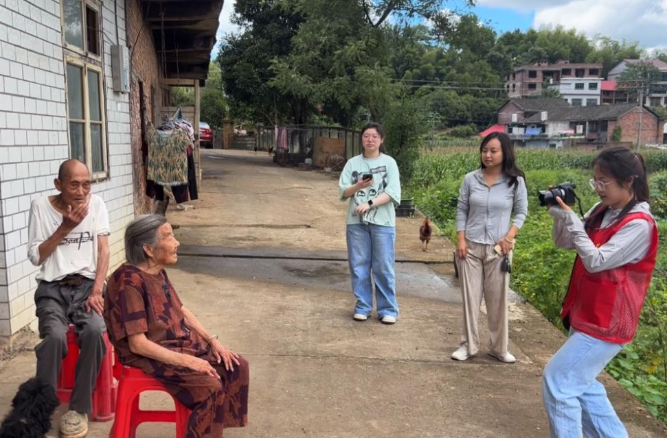 暖心定格！湘大學(xué)子為老人拍攝肖像照