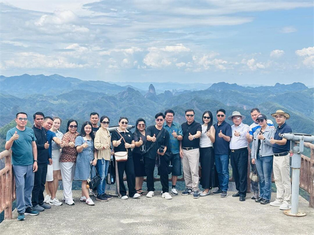 Lao Delegation Explores Langshan Mountain