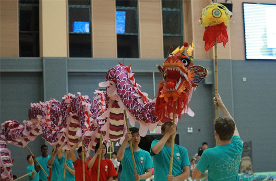 American Students Experience Intangible Cultural Heritage in Zhangjiajie