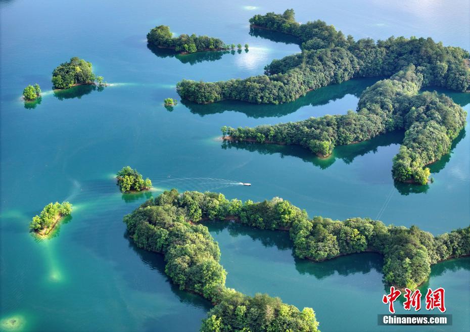航拍黃山太平湖：碧綠湖水勾勒山水畫卷