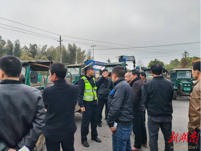 江背鎮(zhèn)推進變型拖拉機報廢清零 農(nóng)機主喜領(lǐng)補貼