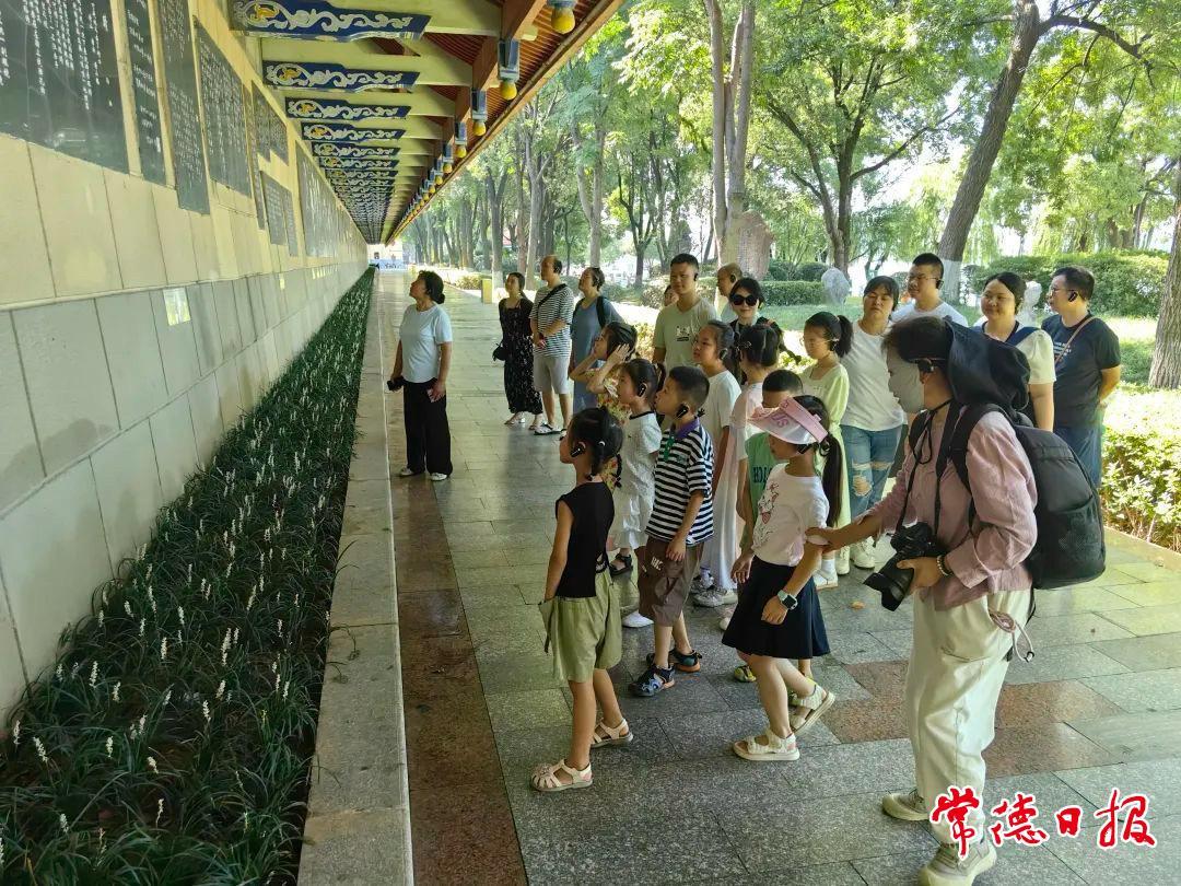聆聽紅色經(jīng)典 體驗傳統(tǒng)拓片 常德詩墻公益活動人氣旺