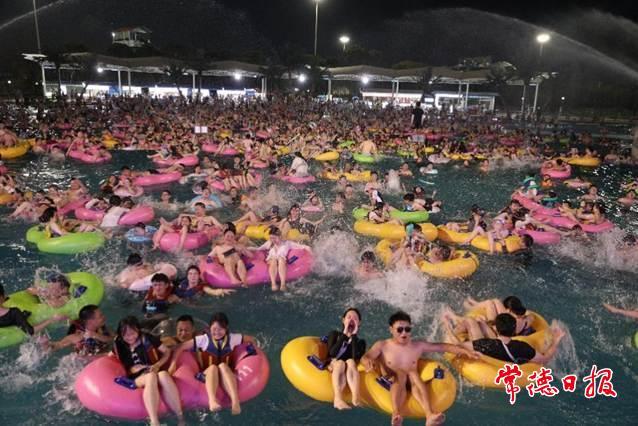 暑期首個(gè)周六 常德歡樂(lè)水世界吸引避暑游客近5000人次