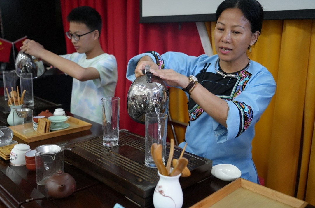 湖南師大新傳院實踐團助力國茶村茶藝課“上新”