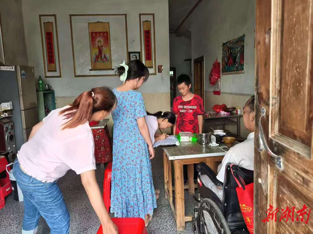 永州市零陵區(qū)灣夫學校開展暑期“千師訪萬家”活動