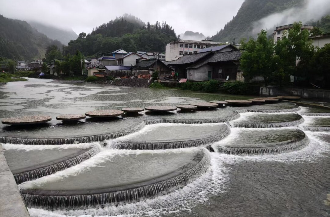青春的河、幸福的河流淌在苗鄉(xiāng)