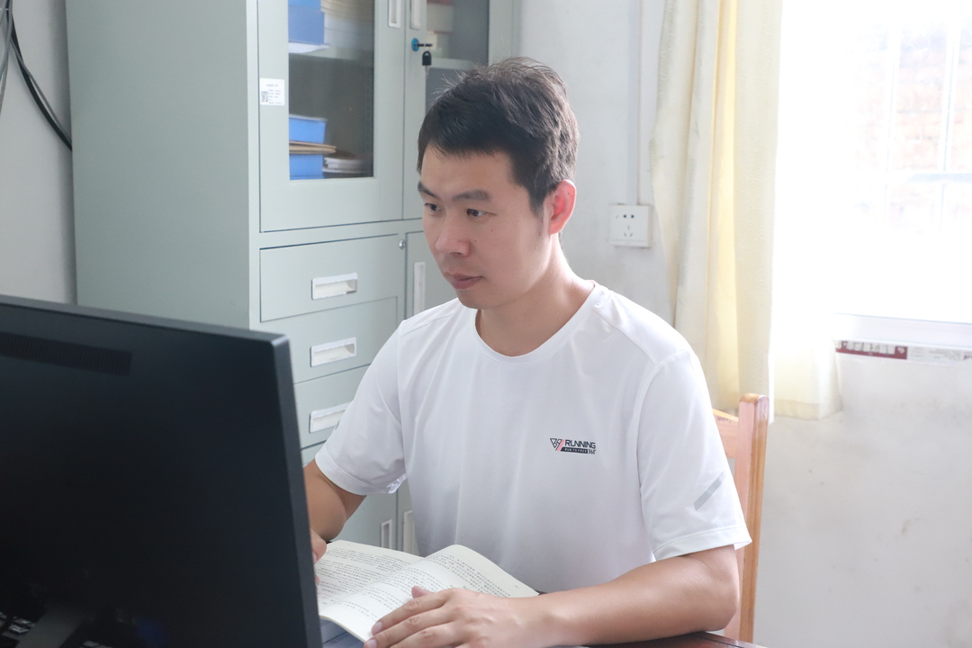 師德如炬，奉獻為帆——記郴州市汝城縣第三中學教師朱焱