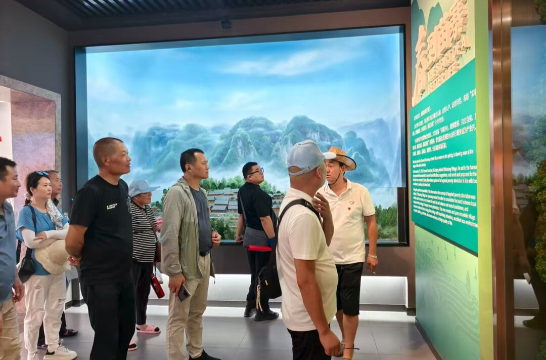 雨湖區(qū)鶴嶺鎮(zhèn)商會(huì)赴十八洞村開展黨建教育主題活動(dòng)