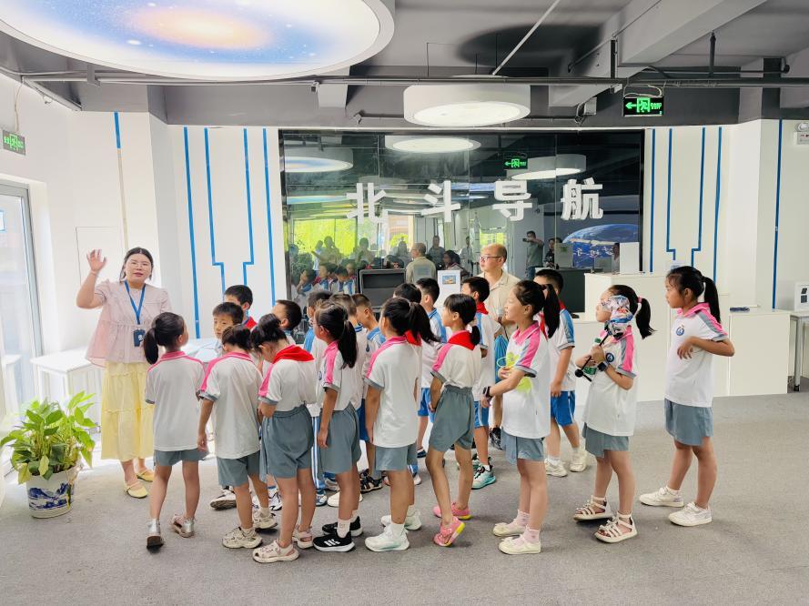 长沙华盛社区：青少年探索北斗奥秘 点燃科技梦想