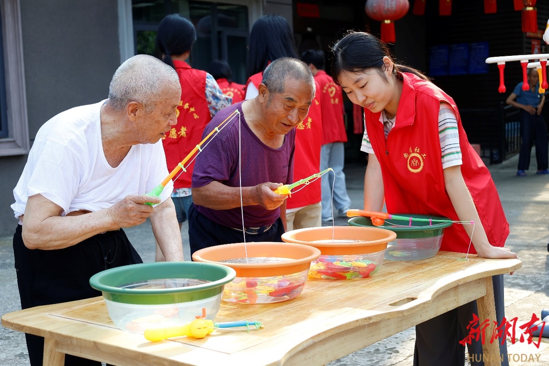 湖南師大 “三下鄉(xiāng)” 志愿者為老人定制趣味運(yùn)動會 