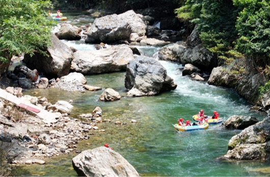 Tourists Enjoy Rafting in Tongdao County