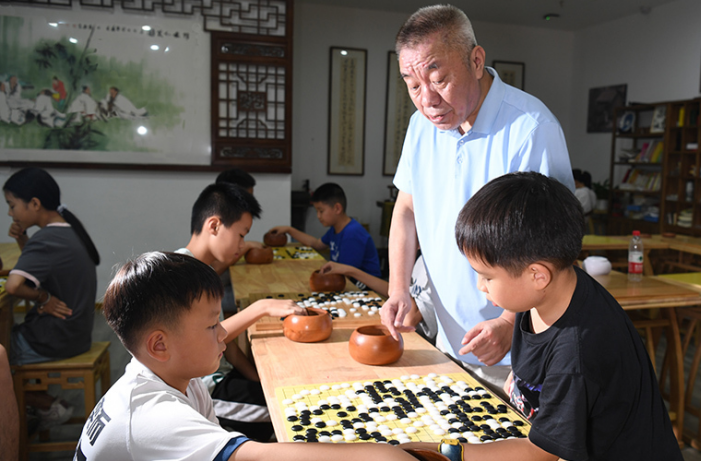 Children Experience Intangible Cultural Heritage Skills During Summer Vacation