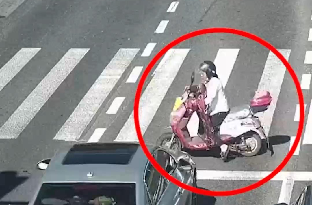 “不是我撞的他我还全责？”交警硬气回应：闯红灯、逆行……违法者全责