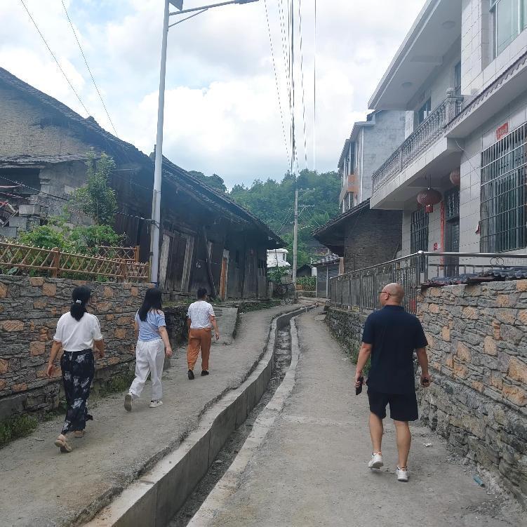 吉首市谷韻民?。耗_步丈量家校路，關愛攜手護成長