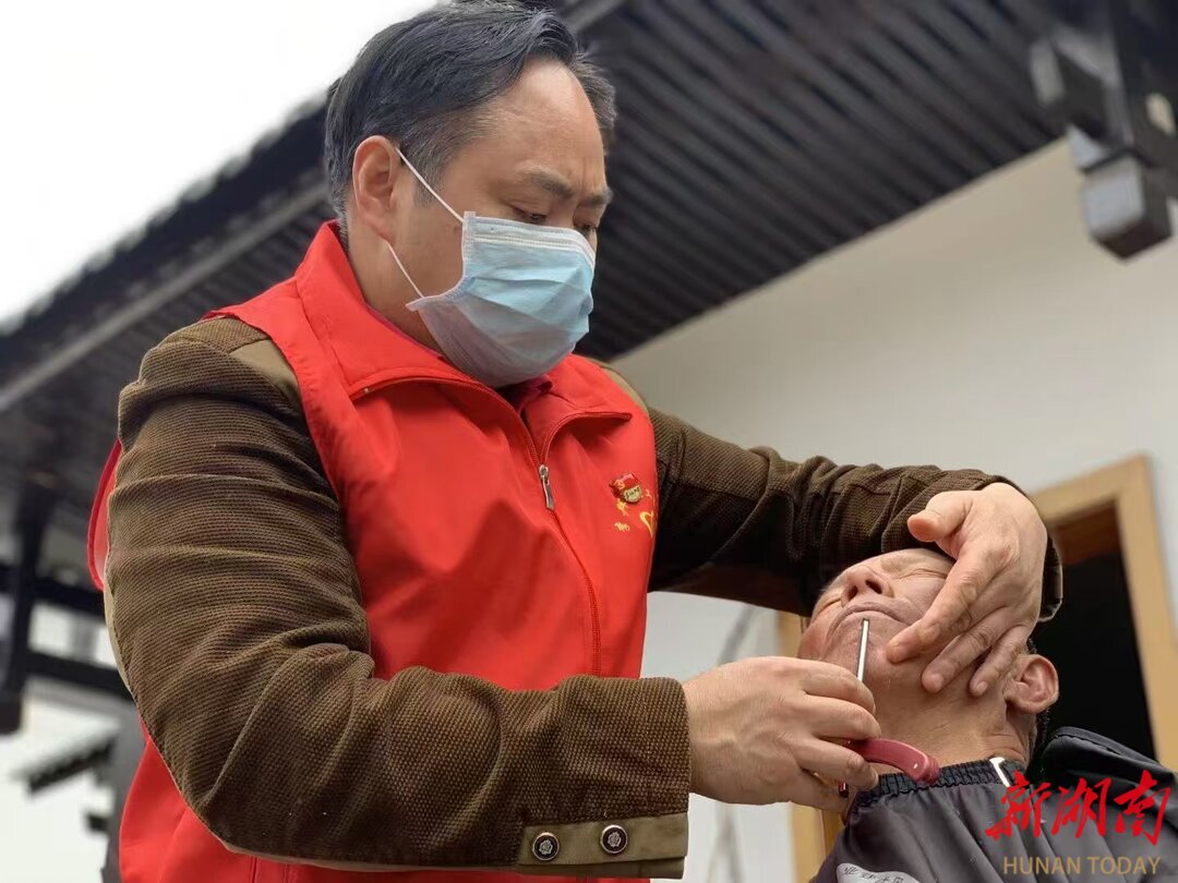 十五年坚守 李景军以爱为炬照亮武陵源“夕阳红”