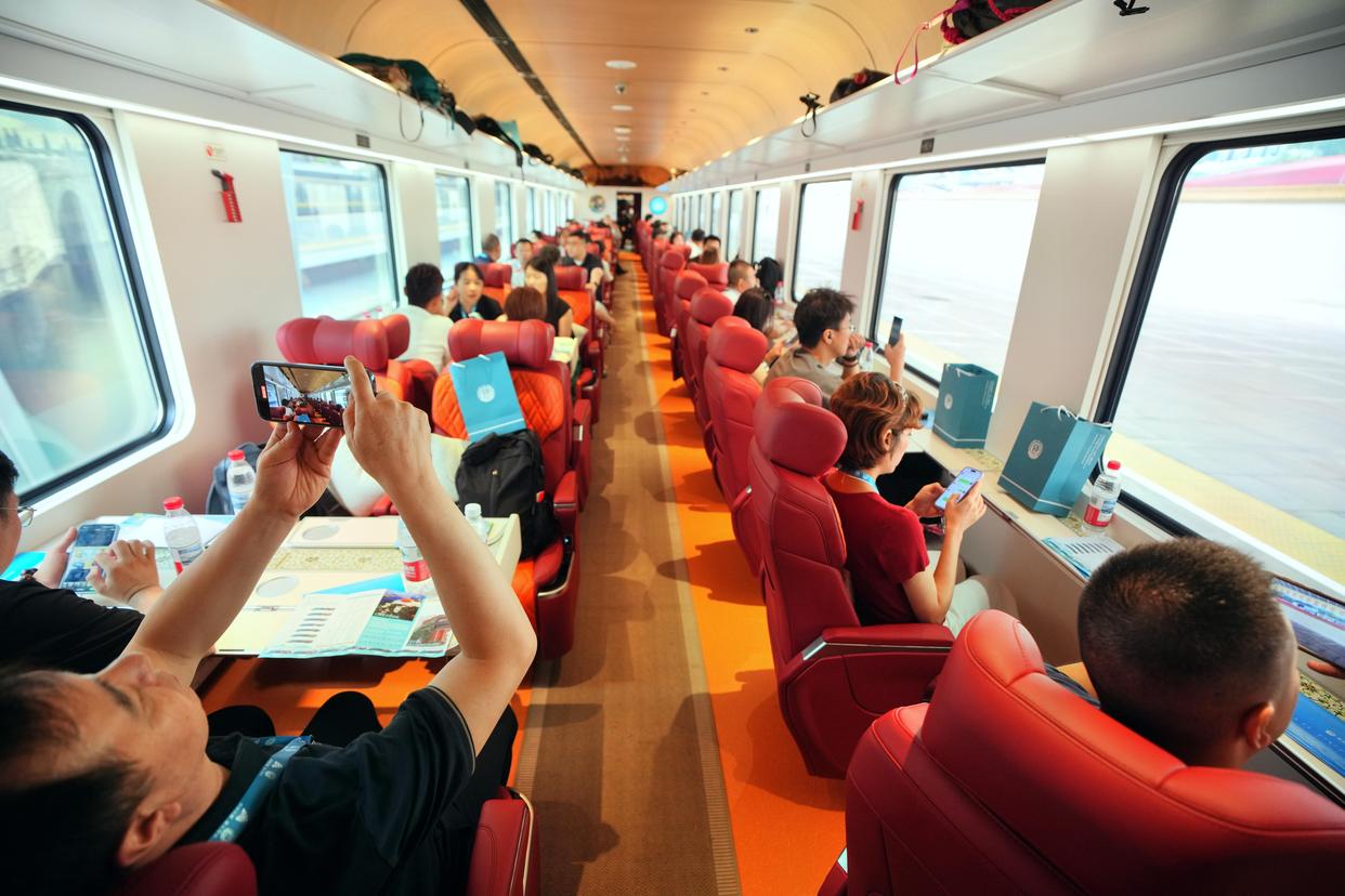 京津冀首趟觀光旅游列車發(fā)車！多圖揭秘