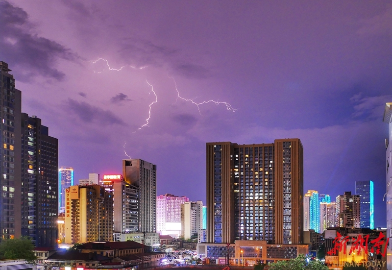 陣雨雷電襲長(zhǎng)沙