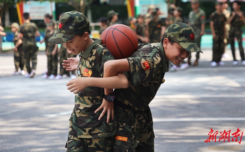 軍事夏令營 激發(fā)愛國情
