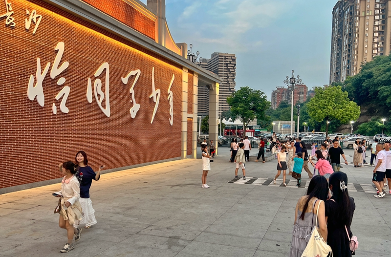 恰同學(xué)少年廣場(chǎng)人氣爆棚