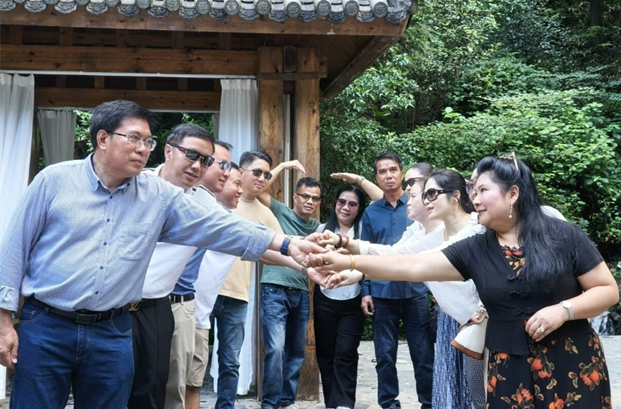 Lao Tourists Visit Yunshan National Forest Park