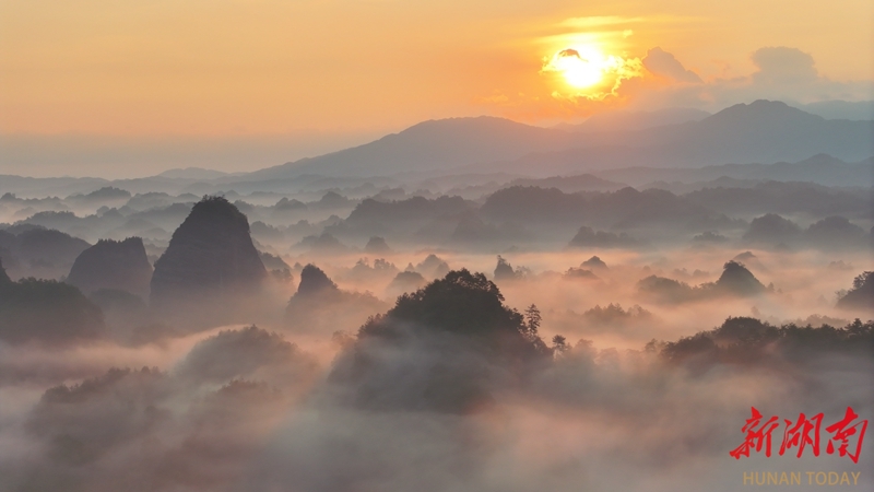 丹霞浴日 景美如畫