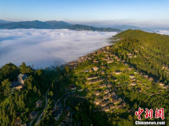 貴州從江：盛夏苗寨云霧繚繞景如畫