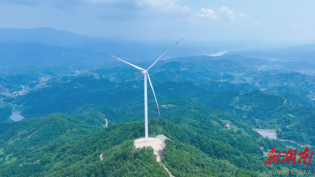 開啟綠色能源新篇章！辰溪縣5萬千瓦風(fēng)電項目首臺風(fēng)電機(jī)并網(wǎng)發(fā)電