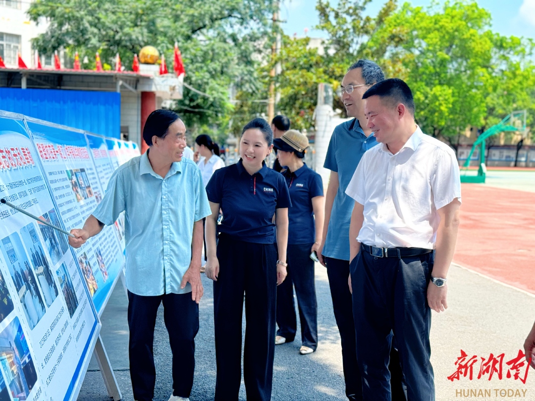 懷化市老干局領(lǐng)導(dǎo)與清華大學(xué)教授一行考察麻陽(yáng)苗族自治縣第一錦江小學(xué)科學(xué)教育工作