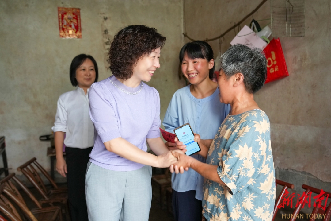 杨兰英一行来张走访慰问