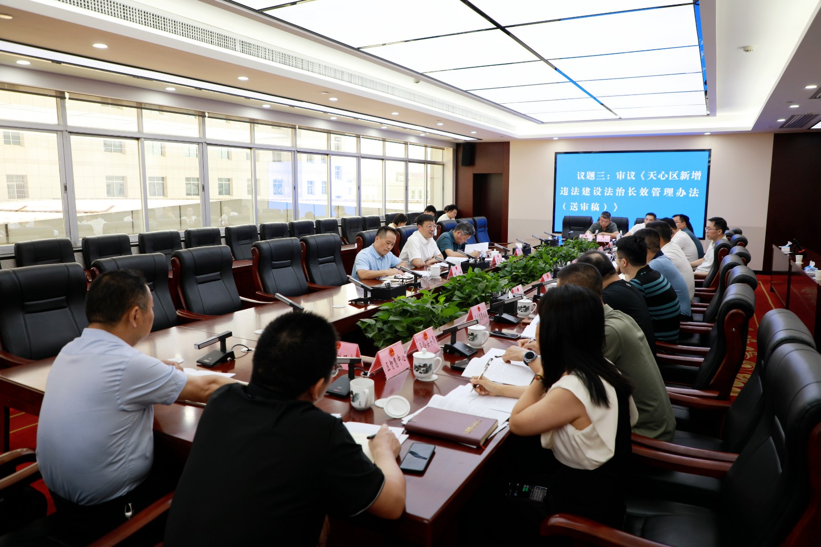 周志軍主持召開區(qū)長辦公會議 研究部署近期重點(diǎn)工作