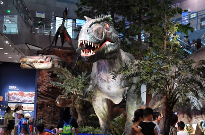 People Visit Dinosaur-themed Exhibition at Hunan Museum of Geology