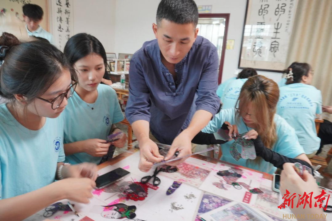 湖南工程學(xué)院外國語學(xué)院文脈傳承團走進升平軒紙影戲劇團