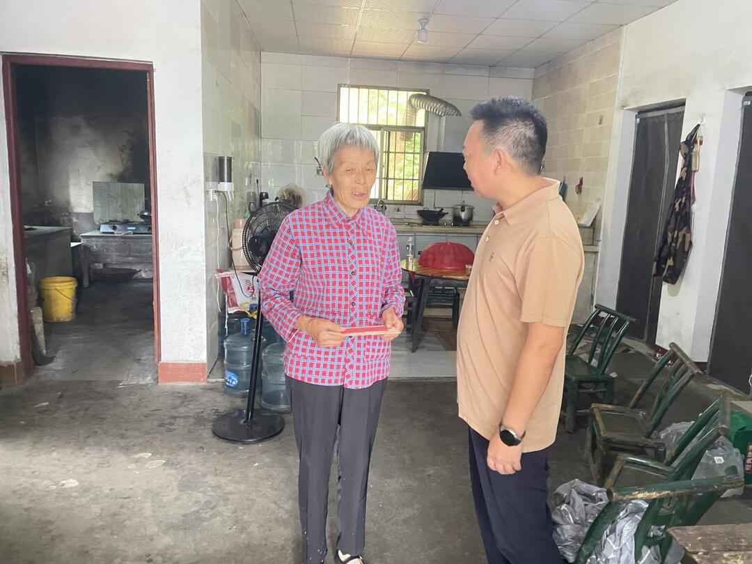 情暖農(nóng)村低保戶 愛心慰問送關(guān)懷