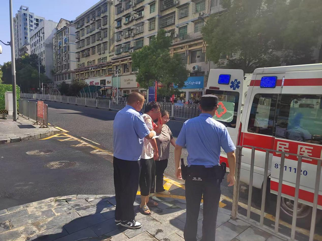 37℃高溫下的守護(hù)：吉首民警街頭救助摔傷男子