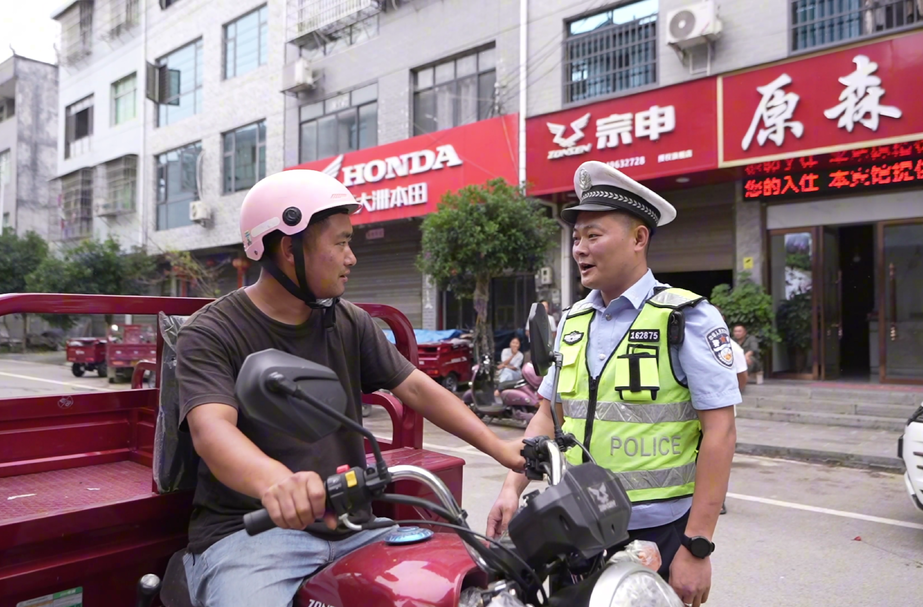 點贊！硬核所長⑦丨陳少風(fēng)：從講臺到警隊，他如何帶動轄區(qū)交通事故下降40%？