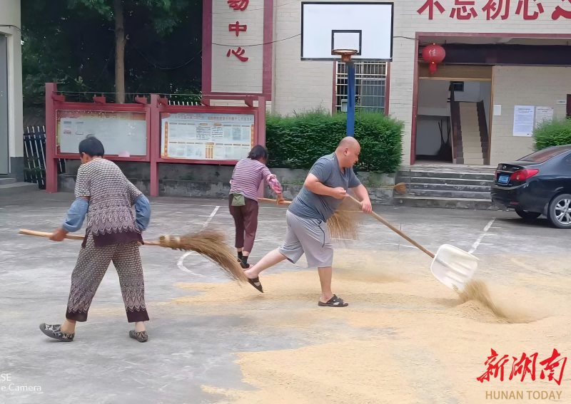 祁陽市梅溪鎮(zhèn)：大雨突來，駐村干部急幫忙