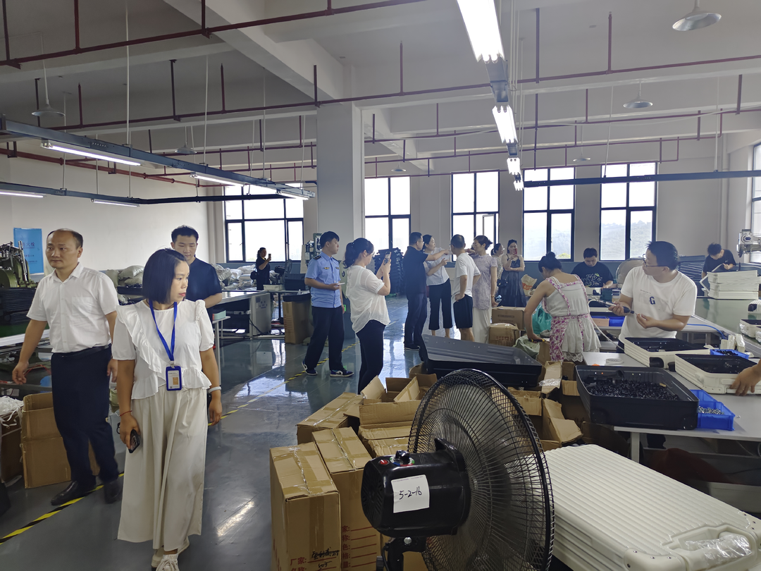 吉首：政府牽線搭市場 箱包企業(yè)產(chǎn)銷添活力