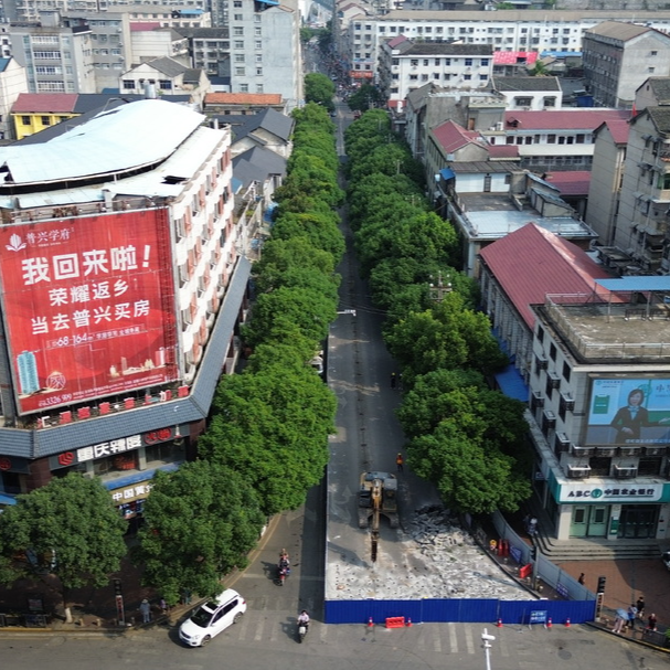 溆浦縣東風(fēng)社區(qū)老舊小區(qū)改造及基礎(chǔ)設(shè)施配套工程正有序推進(jìn)