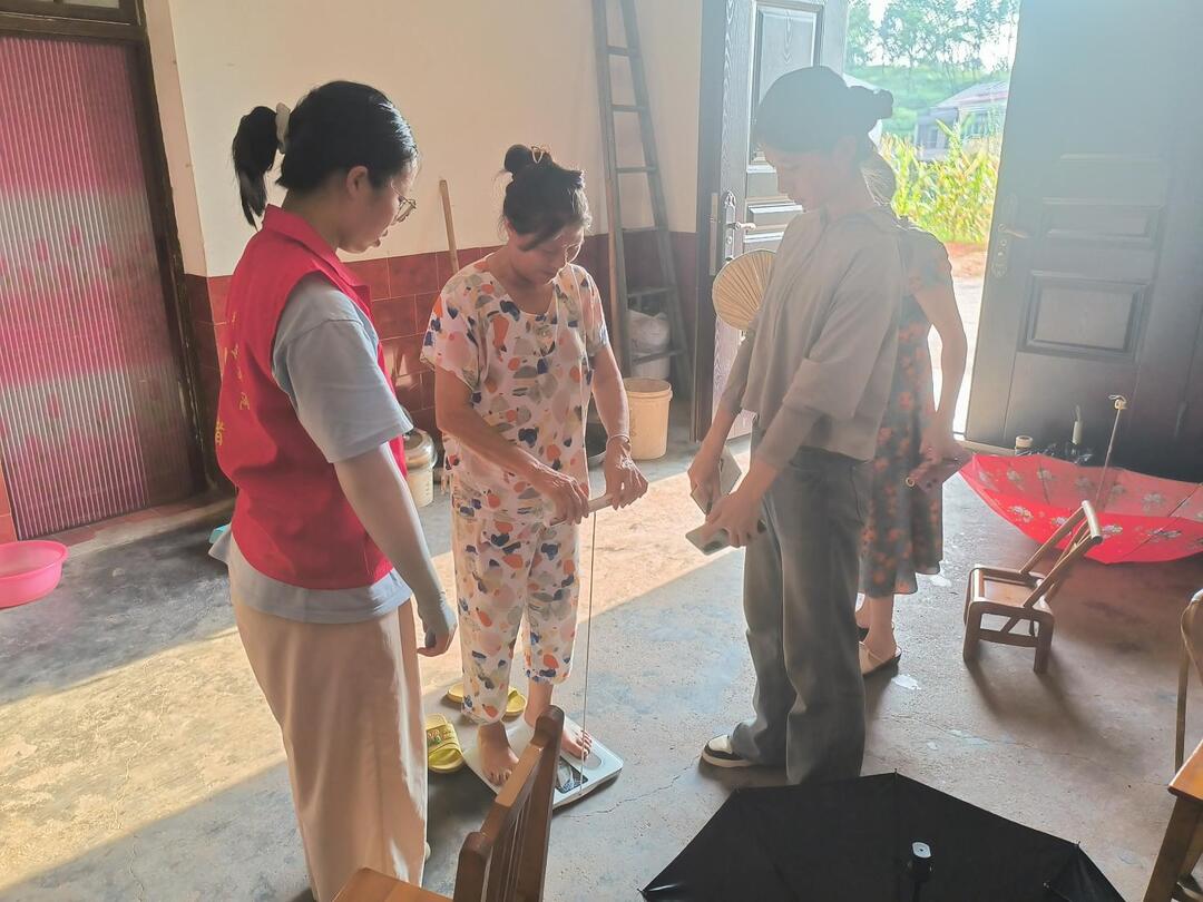 南華學(xué)子為村民進(jìn)行健康評估